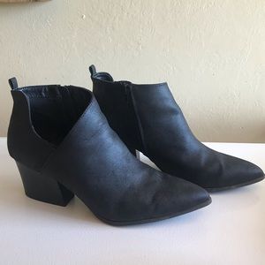 Women’s black chunky block heel booties